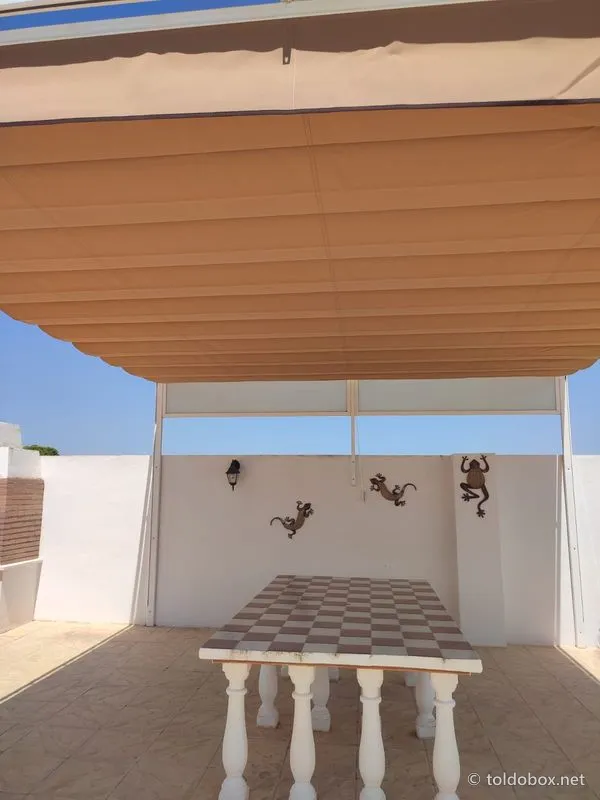 Pérgola de aluminio con toldo corredero, instalado por Toldobox