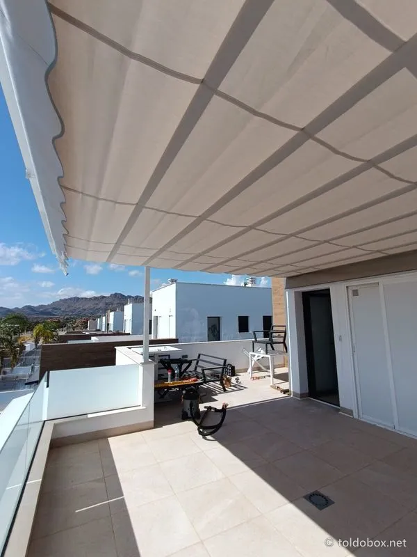 Pérgola de aluminio con toldo corredero, instalado por Toldobox