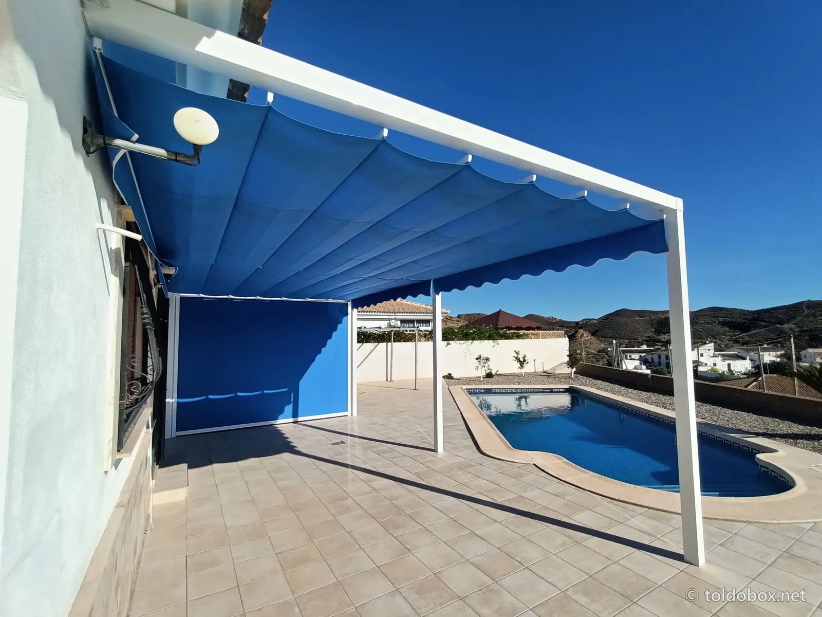 Pérgola con toldo corredero y toldo vertical, instalado por Toldobox (2021)