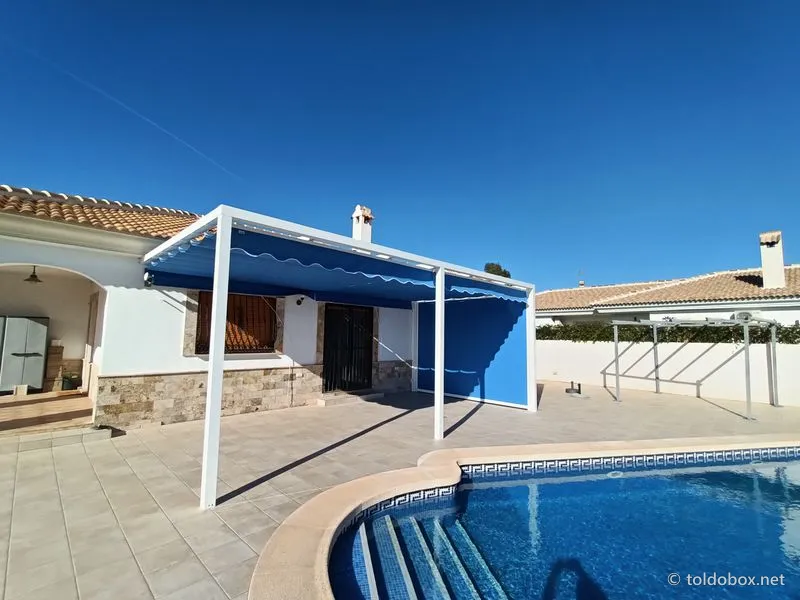 Pérgola con toldo corredero y toldo vertical, instalado por Toldobox (2021)