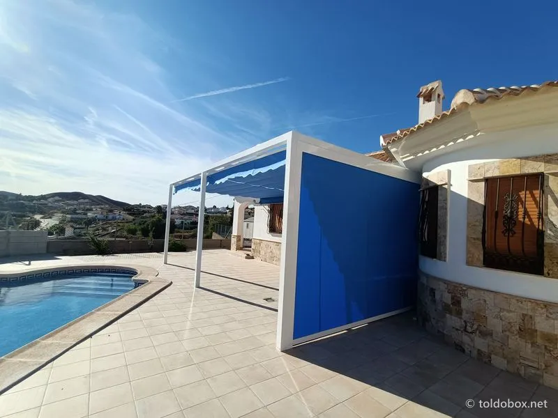 Pérgola con toldo corredero y toldo vertical, instalado por Toldobox (2021)