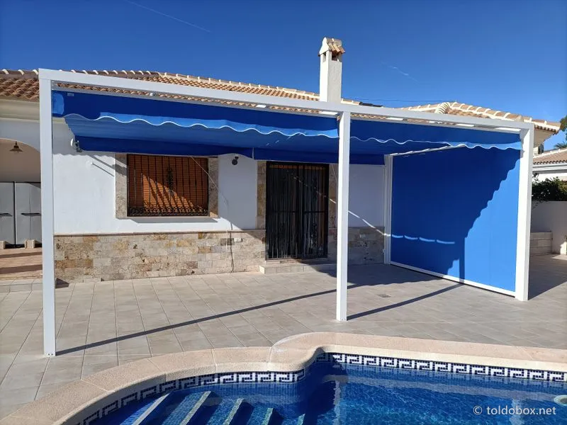 Pérgola con toldo corredero y toldo vertical, instalado por Toldobox (2021)