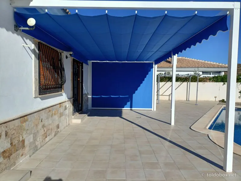 Pérgola con toldo corredero y toldo vertical, instalado por Toldobox (2021)