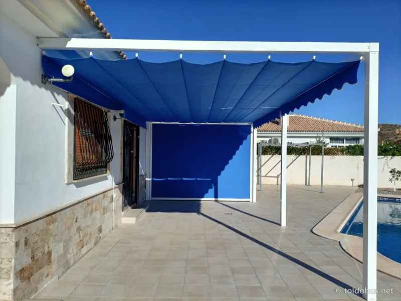Pérgola con toldo corredero y toldo vertical, instalado por Toldobox (2021)