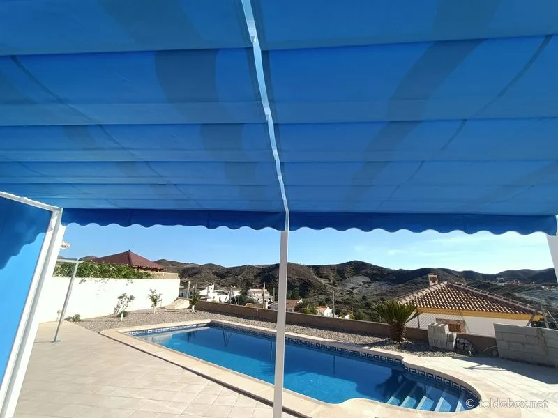 Pérgola con toldo corredero y toldo vertical, instalado por Toldobox (2021)