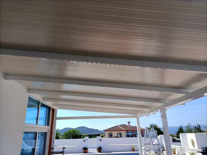 Porche de aluminio con techo y toldos verticales, instalado por Toldobox (2021)