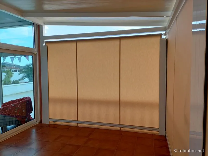 Porche de aluminio con techo y toldos verticales, instalado por Toldobox (2021)