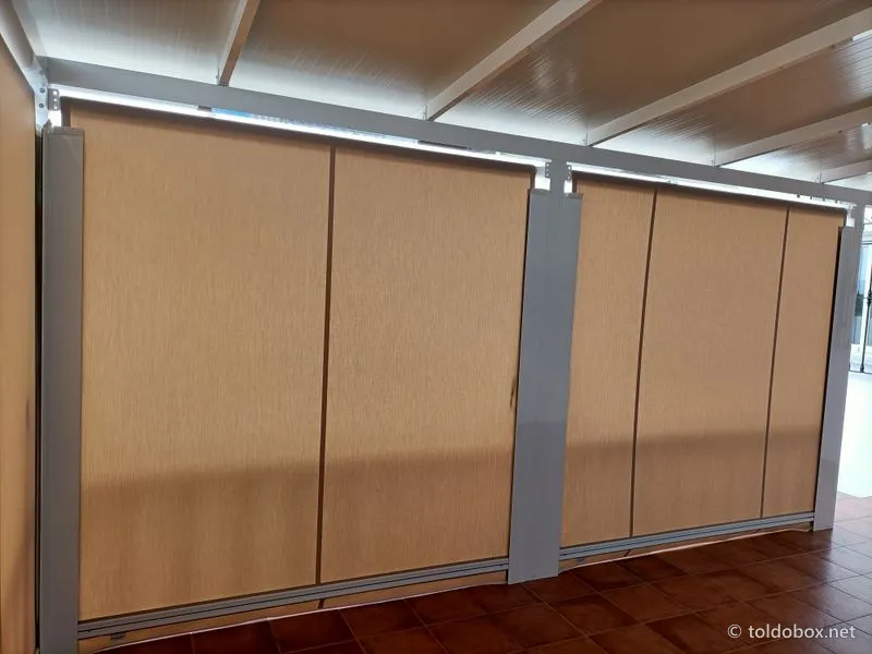 Porche de aluminio con techo y toldos verticales, instalado por Toldobox (2021)