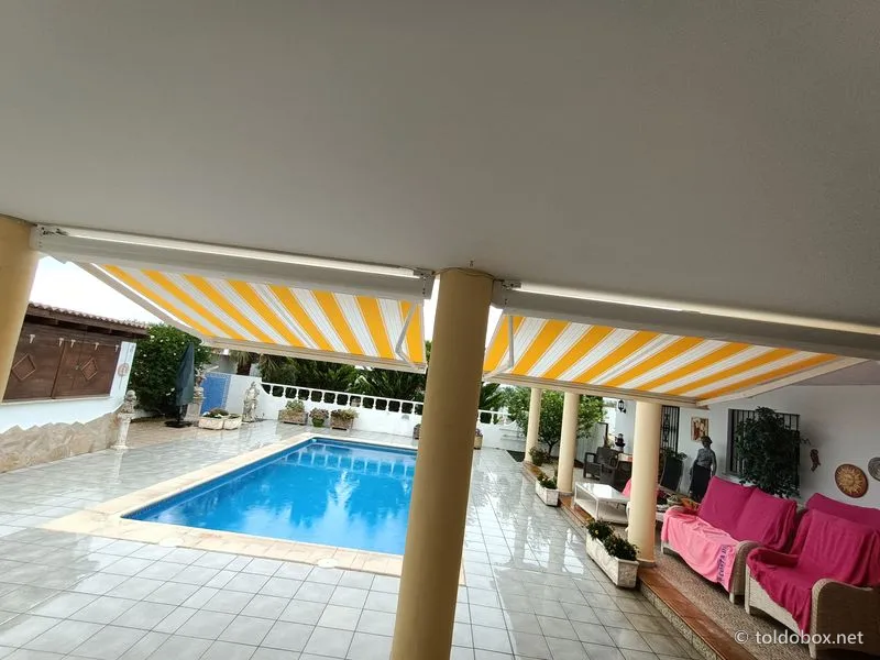 Toldo de brazos extensibles, instalado por Toldobox (2021)