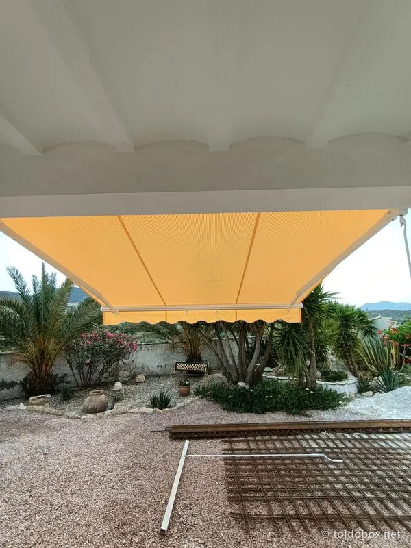 Toldo de brazos extensibles, instalado por Toldobox (2021)