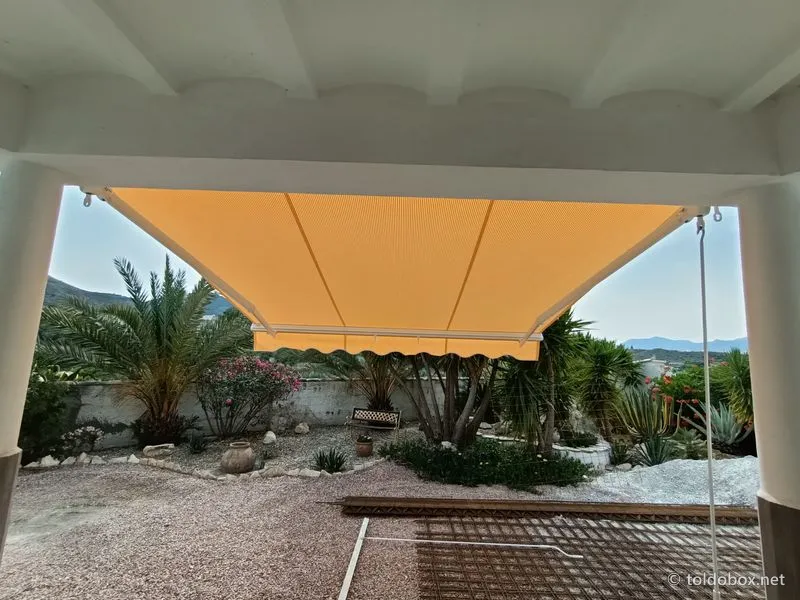 Toldo de brazos extensibles, instalado por Toldobox (2021)