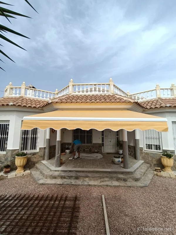 Toldo de brazos extensibles, instalado por Toldobox (2021)