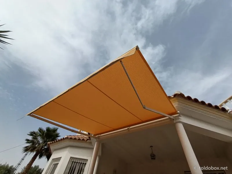 Toldo de brazos extensibles, instalado por Toldobox (2021)