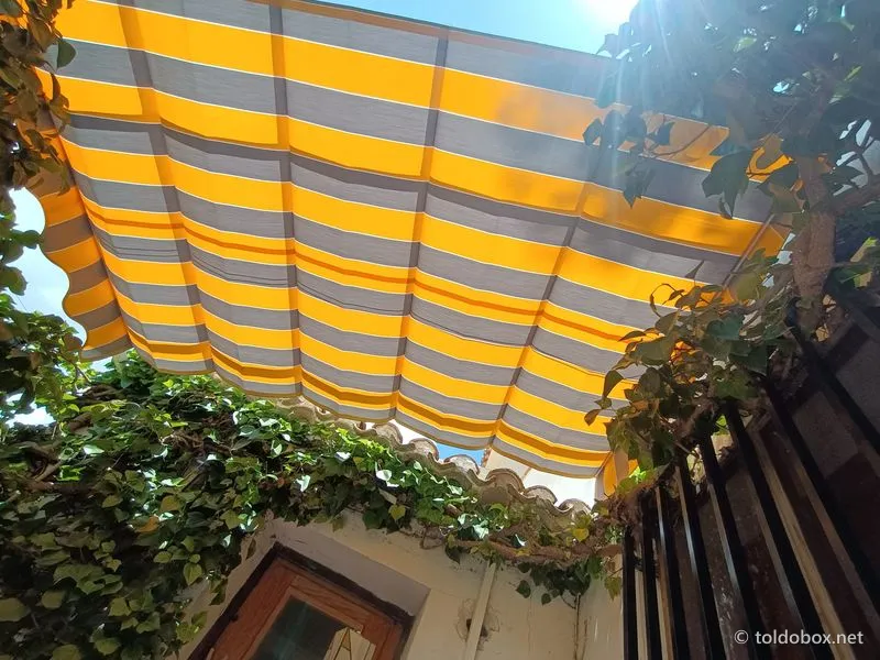 Toldo de brazos extensibles, instalado por Toldobox (2021)