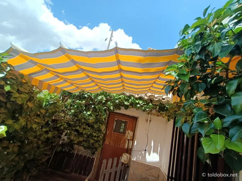 Toldo de brazos extensibles, instalado por Toldobox (2021)