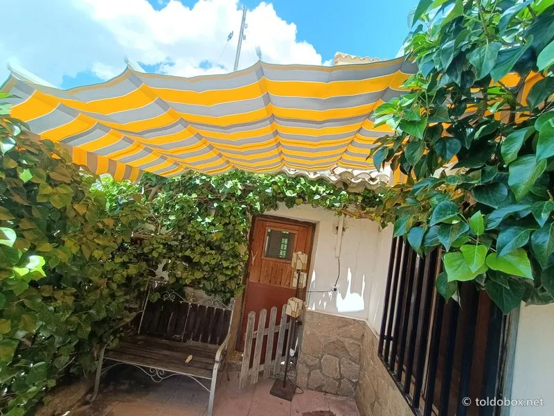 Toldo de brazos extensibles, instalado por Toldobox (2021)