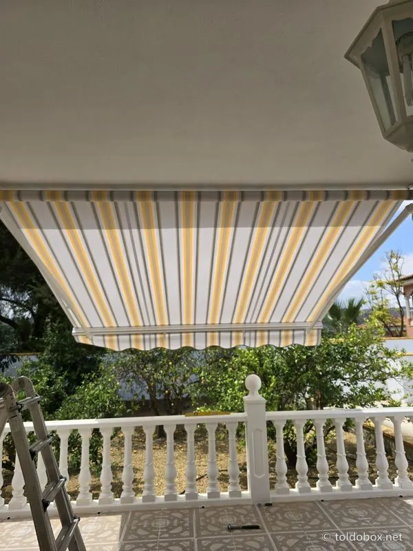 Toldo de brazos extensibles, instalado por Toldobox (2024)