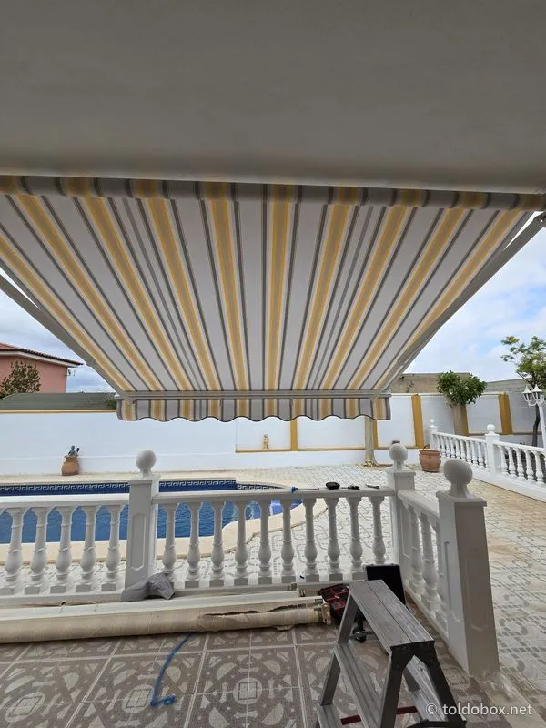 Toldo de brazos extensibles, instalado por Toldobox (2024)