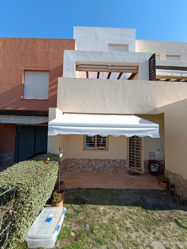Toldo de brazos extensibles, instalado por Toldobox (2026)