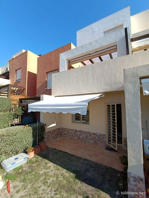 Toldo de brazos extensibles, instalado por Toldobox (2026)