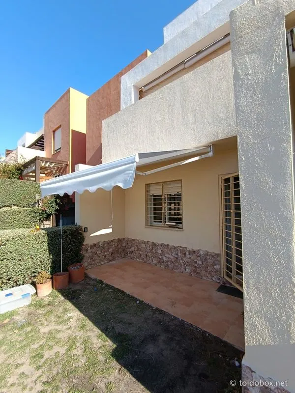 Toldo de brazos extensibles, instalado por Toldobox (2026)