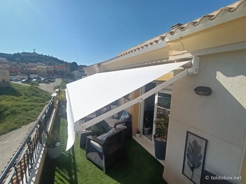 Toldo de brazos extensibles, instalado por Toldobox