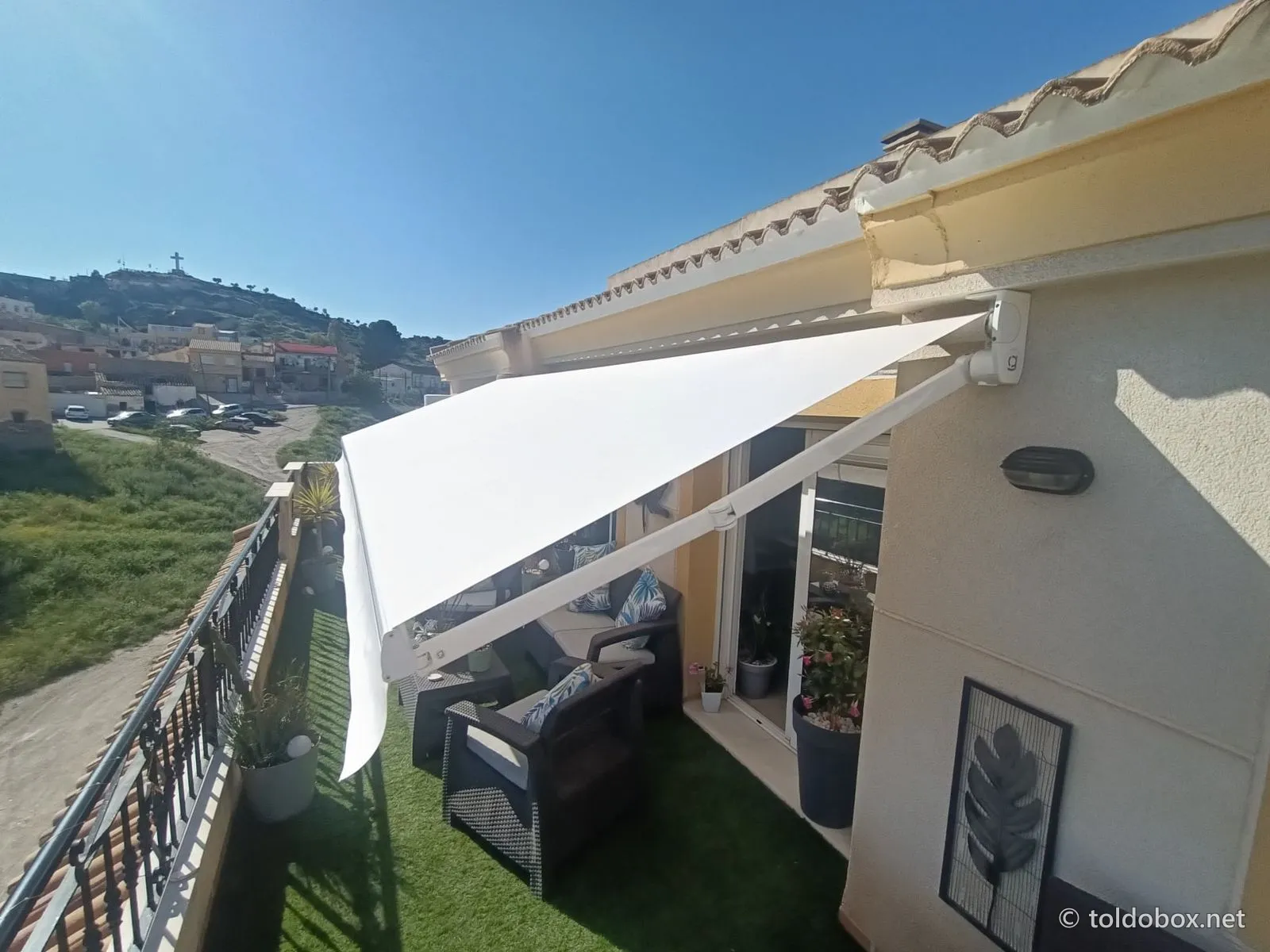 Toldo de brazos extensibles, instalado por Toldobox