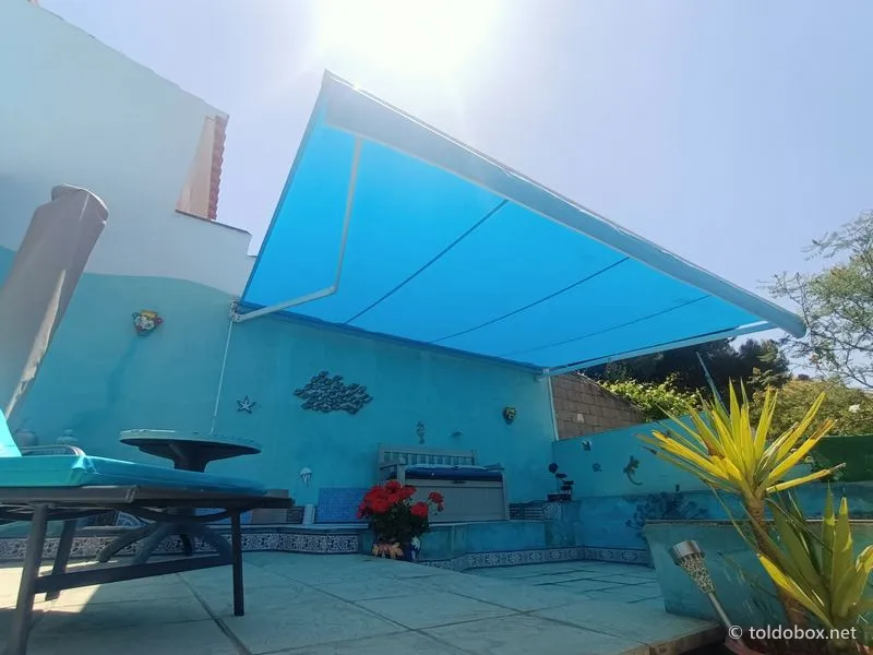 Toldo de brazos extensibles, instalado por Toldobox