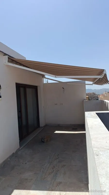 Toldo de brazos extensibles, instalado por Toldobox