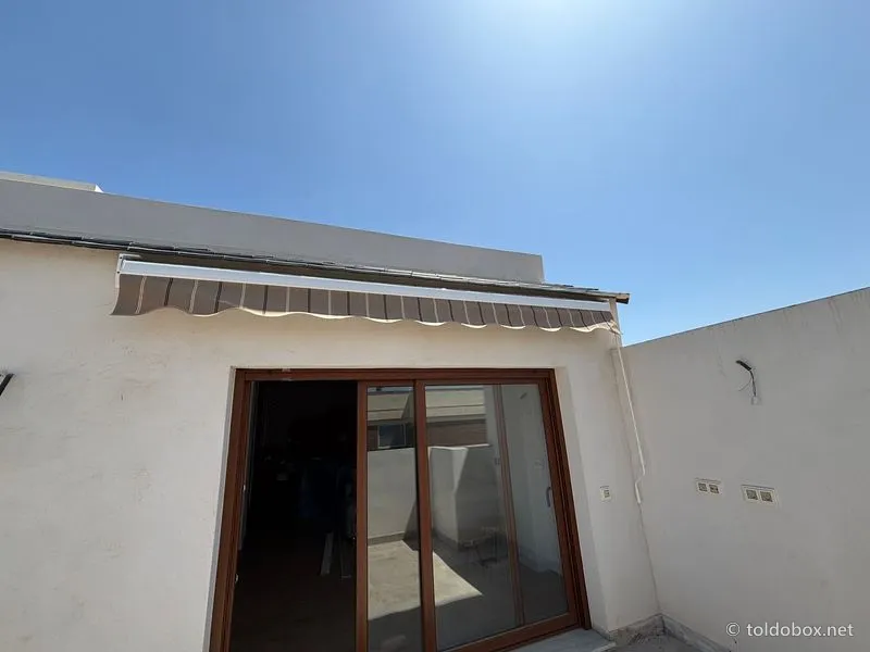 Toldo de brazos extensibles, instalado por Toldobox