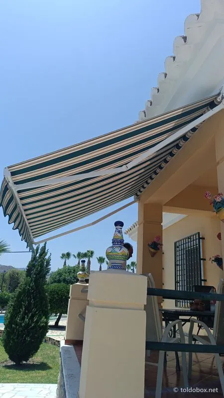 Toldo de brazos extensibles, instalado por Toldobox
