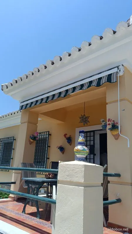 Toldo de brazos extensibles, instalado por Toldobox