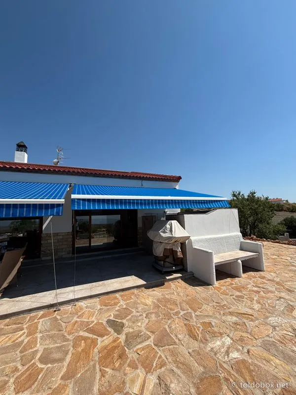 Toldo de brazos extensibles, instalado por Toldobox