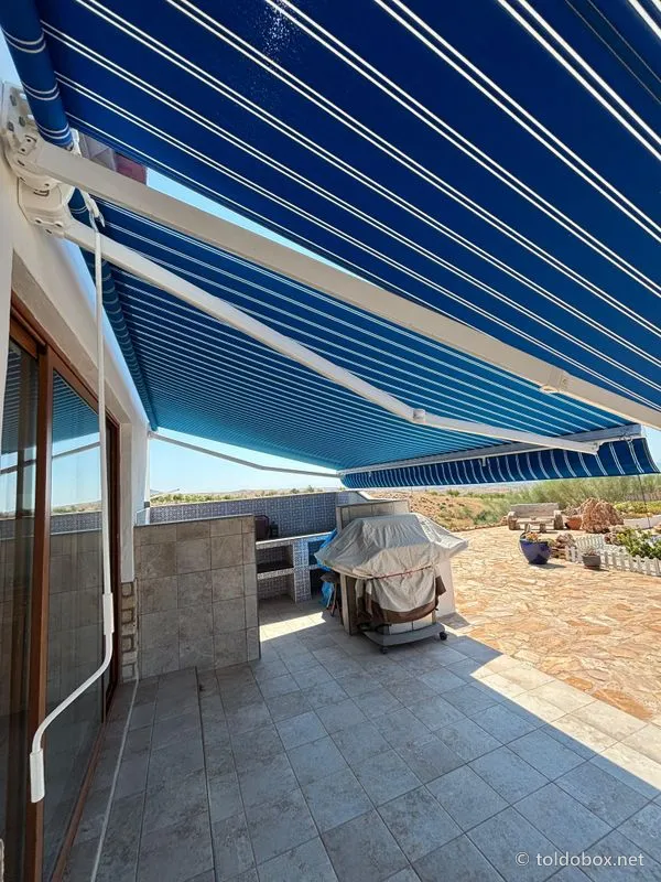 Toldo de brazos extensibles, instalado por Toldobox
