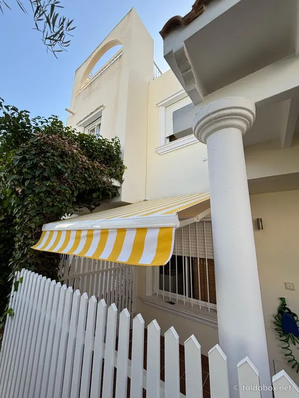 Toldo de brazos extensibles, instalado por Toldobox