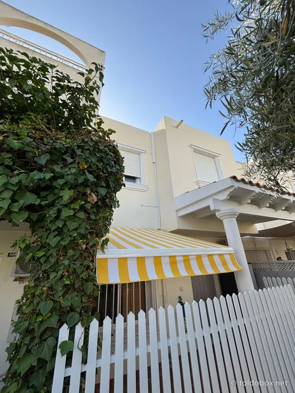 Toldo de brazos extensibles, instalado por Toldobox