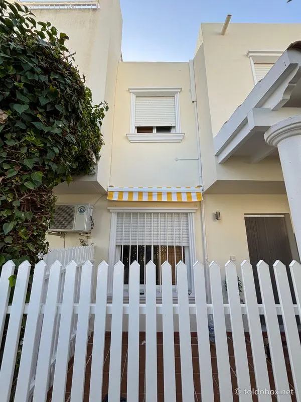 Toldo de brazos extensibles, instalado por Toldobox