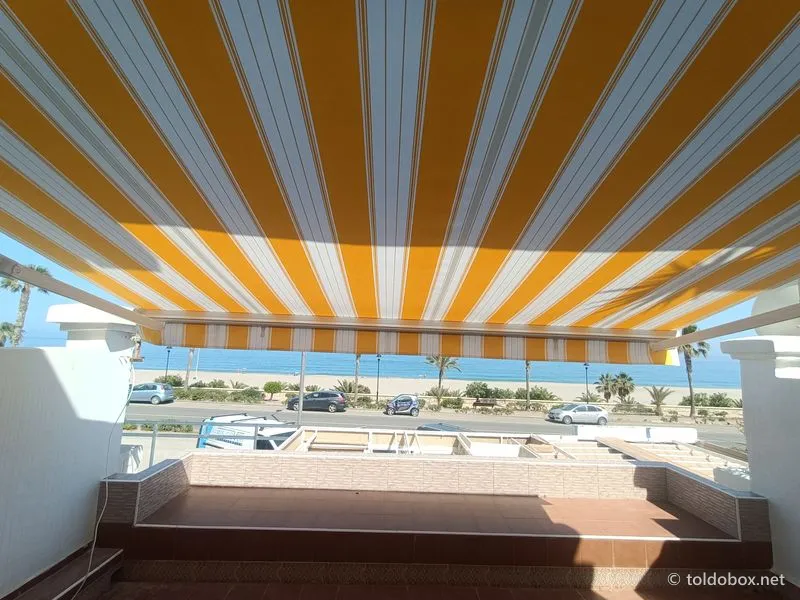 Toldo de brazos invisibles, instalado por Toldobox (2022)