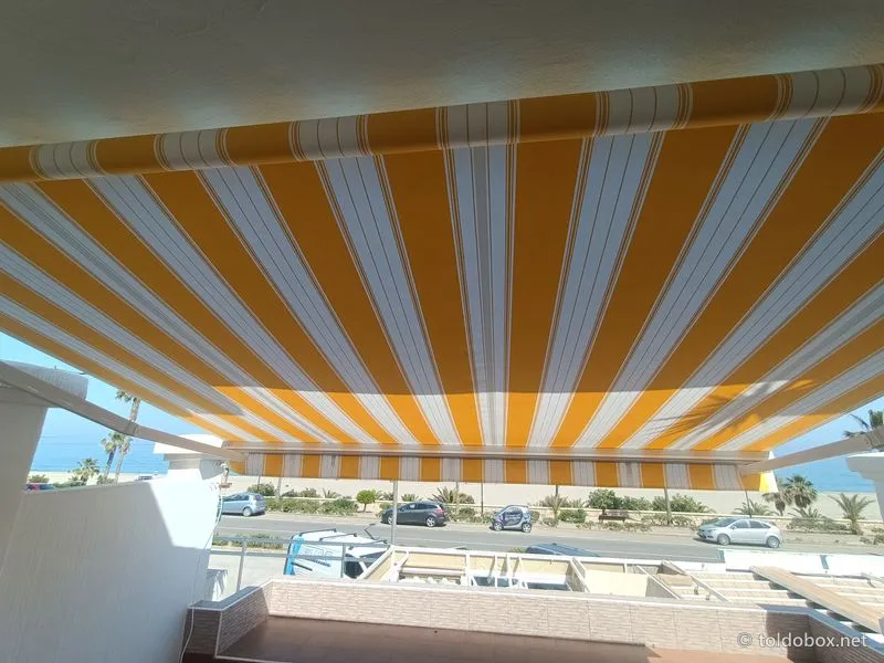 Toldo de brazos invisibles, instalado por Toldobox (2022)