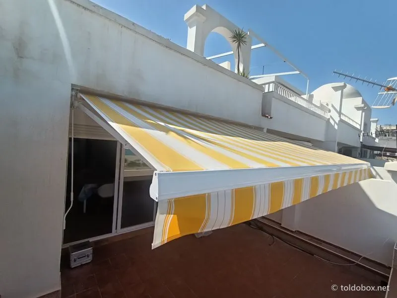 Toldo de brazos invisibles, instalado por Toldobox (2022)