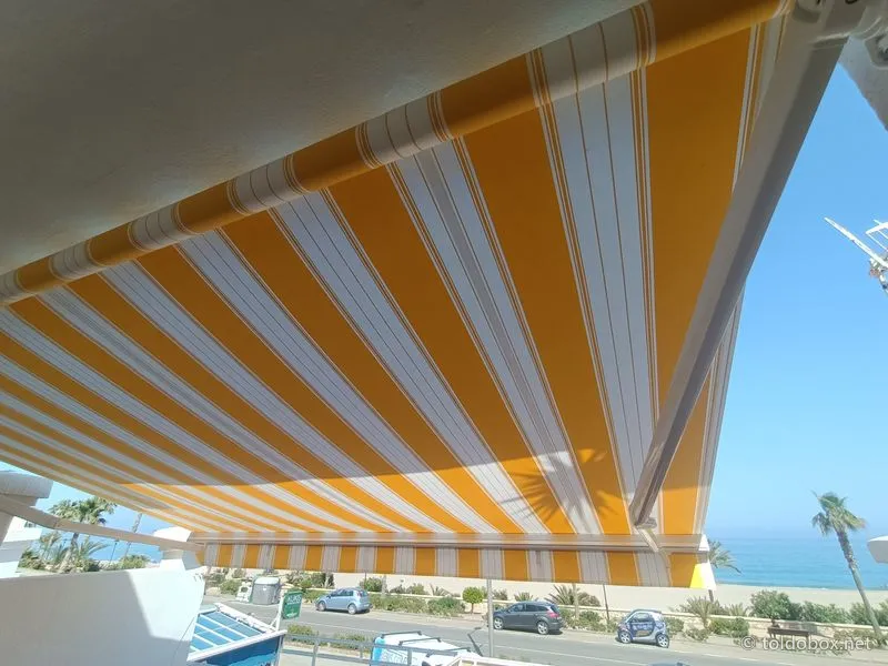 Toldo de brazos invisibles, instalado por Toldobox (2022)