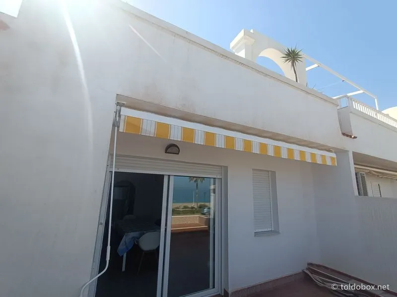 Toldo de brazos invisibles, instalado por Toldobox (2022)