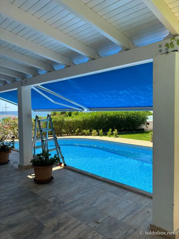 Toldo cofre, instalado por Toldobox