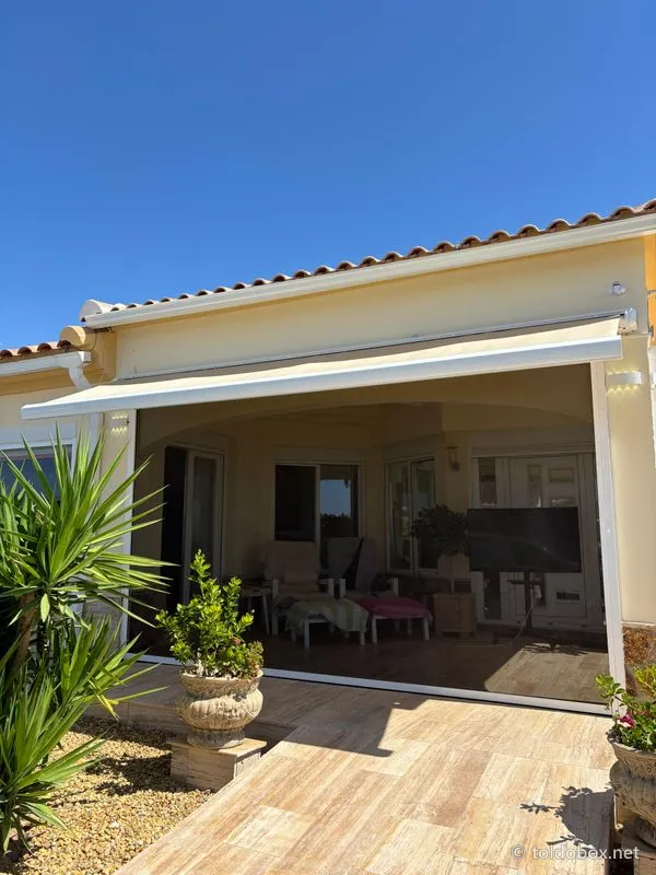 Toldo cofre, instalado por Toldobox