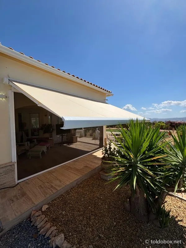 Toldo cofre, instalado por Toldobox
