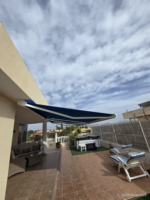 Toldo cofre, instalado por Toldobox