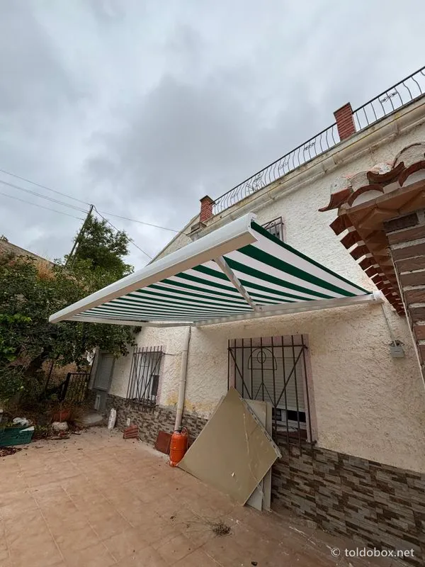 Toldo cofre, instalado por Toldobox
