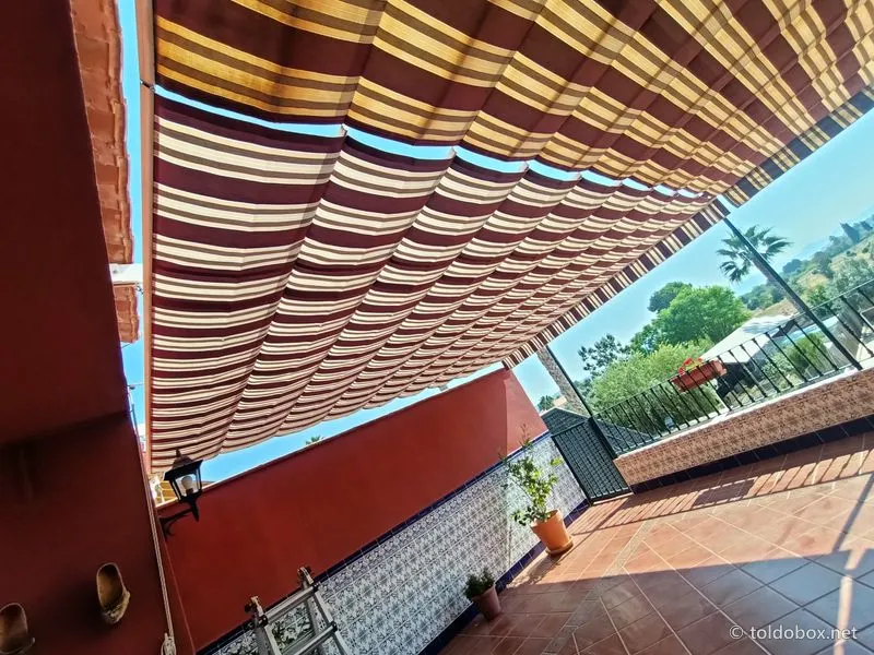 Toldo corredero en terraza, instalado por Toldobox (2021)
