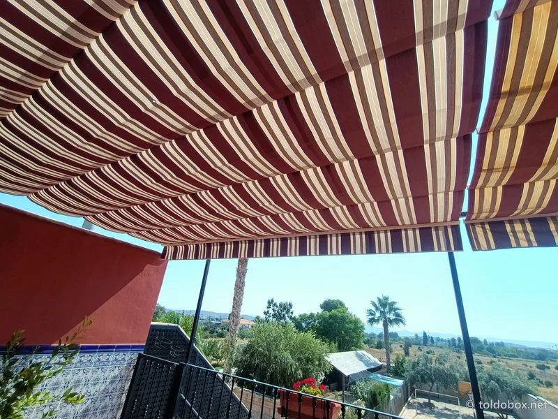 Toldo corredero en terraza, instalado por Toldobox (2021)