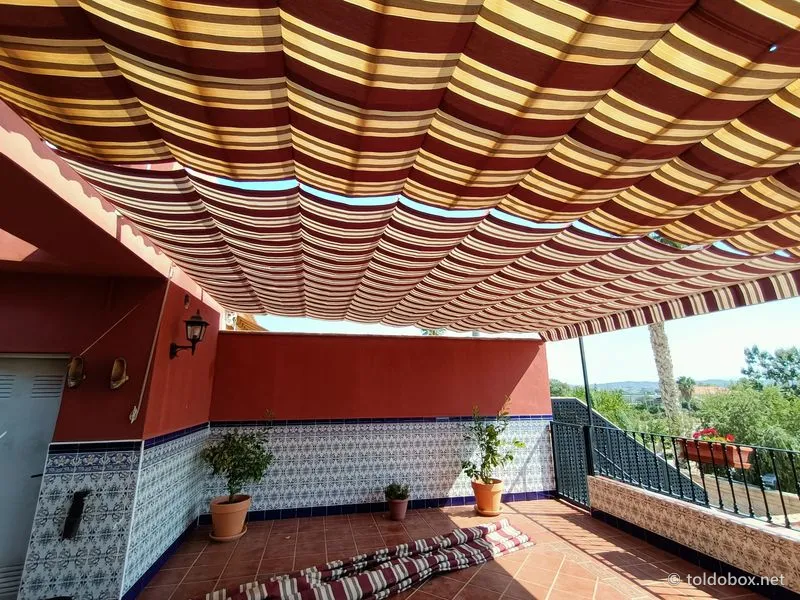Toldo corredero en terraza, instalado por Toldobox (2021)